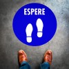 Plantilla pintar señal "espere" con pictograma pisada