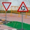 Señal metálica + protección + poste con cruceta 