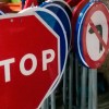 Señal metálica + protección + poste con cruceta 