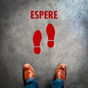 Plantilla pintar señal "espere" con pictograma pisada