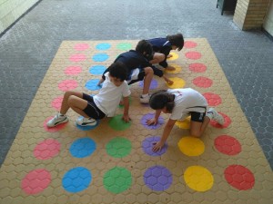 Plantilla pintar juego Twister 3x3 huecos (parchis/3 en raya) suelo/patio