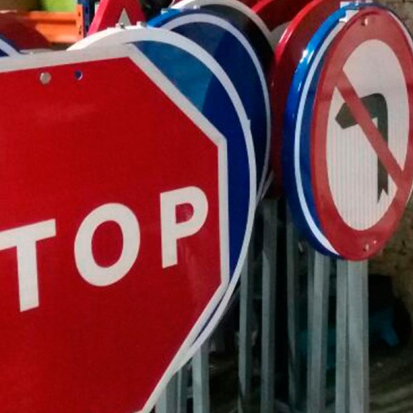Señal metálica + protección + poste con cruceta 